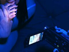 高跟鞋脚踩女主让他窒息呕，近距离想舔光脚趾