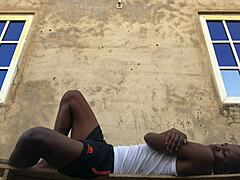 户外狗爬式猛干那骚货喷水如婊子？