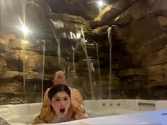 Casal curtindo a lua de mel no motel esposa se acabando na pica