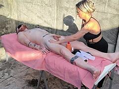 Massagem ao ar livre with big ass milf mommy