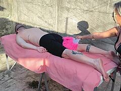 Massagem ao ar livre with big ass milf mommy