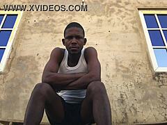 户外狗爬式猛干那骚货喷水如婊子？