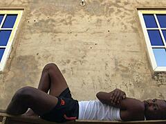 户外狗爬式猛干那骚货喷水如婊子？