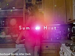 大屁股妈妈脱衣挑逗后骑巨屌窒息狗爬式猛操