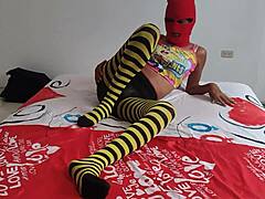 后妈摸屁股大奶后继子鸡巴蹭脚足交