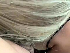 Madura rubia de gran culo me seduce con lencería sensual y hace que me corra dentro - espero no quede embarazada?