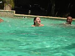 Tiffany Nacke付费双阴群P泳池趴