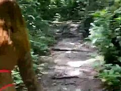 巨臀暴露狂闪奶带朋友进树林群玩