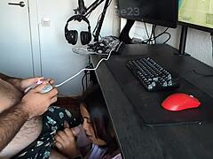 给emo男友玩FIFA时口交颜射满脸