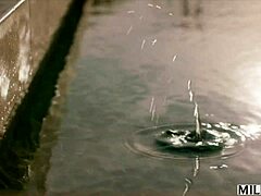 饥渴奖杯妻Piper Press抛夫泳池男孩巨屌水边干