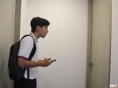 看着继母卧室后入猛干我狠撸自慰