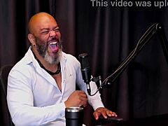 Ruiva Safada Mostra Seu Cu Depois de Dizer Que o Esposo Sugeriu a Entrada no Meio Liberal Gosta de Pau Grande e Grosso e N�o Assiste as Cenas - Bruna Ferrari Watch on Sheer Red!