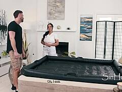 谁知这丰满按摩妹给超大油ヌル滑按