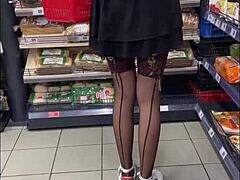 电梯闪奶口交后烂深喉足交舔屁眼