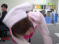 秋野千寻给OL迷激烈口活体验