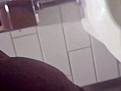 业余黑奶奶路边厕所撒尿湿屄全露