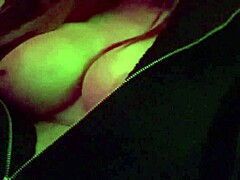 意大利巨乳熟女户外公共大胆闪奶露乳恋物秀