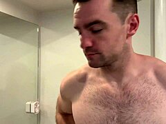 肌肉黑发妹拍片前幕后准备