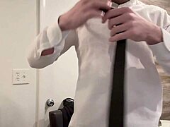 肌肉黑发妹拍片前幕后准备