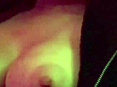 意大利巨乳熟女户外公共大胆闪奶露乳恋物秀