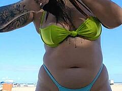 今天湿透了鸡巴一碰就滑进屄里