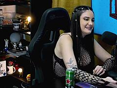 Victoria Camargo播客秀全身撩到Ruan忍不住上手