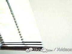 Tiny4K 瘦弱黑发妹剃光骚屄被巨屌干麻 极限硬核口交