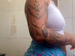 公共暴露大骚逼想要温柔爱抚快来