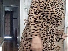 拉丁熟女浴室闪大屁股骚逼独秀等猛男