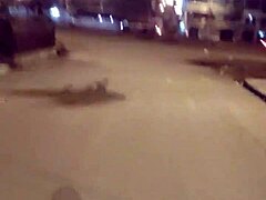 Madura Latina En Leggins Transparentes Con Hilo Rojo Paseando Por La Calle En Usa