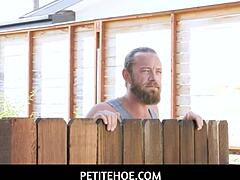 娇小18岁女优Lily Glee深喉健身教练巨屌