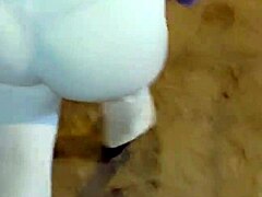 Madura Latina En Leggins Transparentes Con Hilo Rojo Paseando Por La Calle En Usa