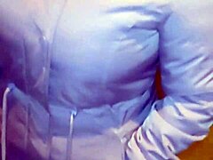 Madura Latina En Leggins Transparentes Con Hilo Rojo Paseando Por La Calle En Usa