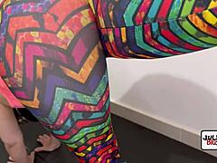 Fodendo Aluna Rabuda na Academia com Bike e Calcinha Fio Dental no Meio Cu