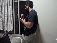 Estava maluca pra dar e chamei o marido da amiga no zap pra lamber e foder com pau grande