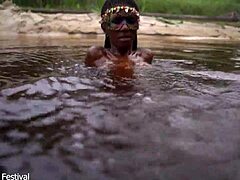 瘦黑肤非洲辣妹水里撩骚挑逗