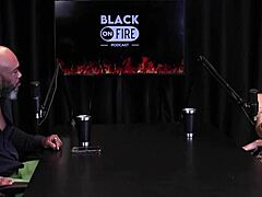 黑妹秀毛逼翘臀...俄男射满她嘴！