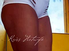 调皮健身人妻户外秀大屄驼趾短裤给朋友！