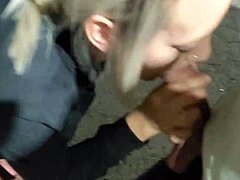 派对暴露让娇小金发妻户外吸鸡巴