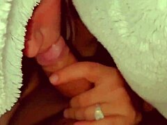 派对暴露让娇小金发妻户外吸鸡巴