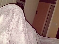 派对暴露让娇小金发妻户外吸鸡巴