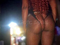 熟妈涂油骚逼等你舌头舔