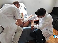 fui ao ginecologista e acabei sentando no pau dele todo molhado 😏💦🍆