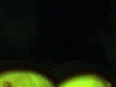 她在公共车上闪大奶