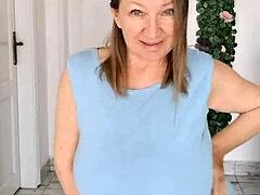 巨乳无bra熟女GILF Maria运动脱衣热舞