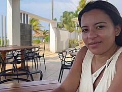 饥渴游客弯腰挨健身拉丁妹猛干