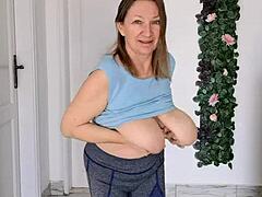 巨乳无bra熟女GILF Maria运动脱衣热舞