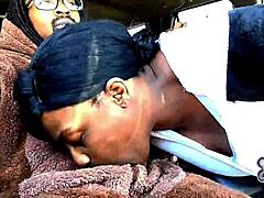 黑人妻穿熊装车里吞大黑屌