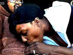 黑人妻穿熊装车里吞大黑屌