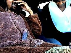 黑人妻穿熊装车里吞大黑屌